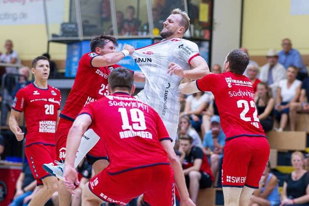 Rodgau, Deutschland 18. August 2019 DHB Pokal - 19 20 - MT Melsungen vs. SG BBM Bietigheim v.li. Tim Dahlhaus (SG BBM Bietigheim), Jan Asmuth (SG BBM Bietigheim), Vetle Ronningen (SG BBM Bietigheim), Julius Kühn Kuehn (Melsungen), Jonas Link (SG BBM Bietigheim) Rodgau Deutschland