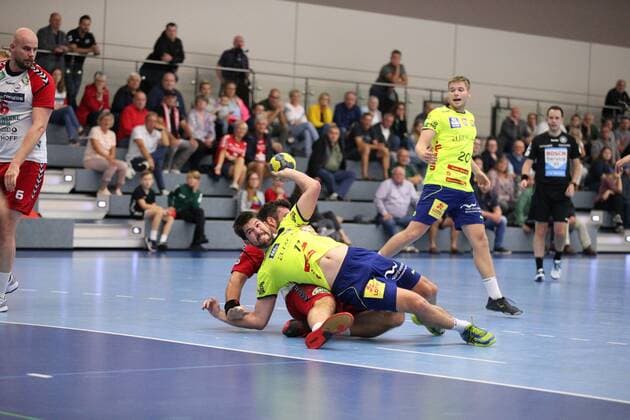 Maximilian Schuetze (HC Empor Rostock 11) gegen Jan Brosch (ASV Hamm-Westfalen 5)(hinten) GER, Handball, DHB Pokal, 1. Runde, Gruppe Nord, Turnier 4, Finale, HC Empor Rostock gegen ASV Hamm-Westfalen, 18.08.2019 Minden Copyright: xEIBNER JanxStrohdiekx EP_JSK