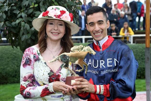 Bilder des Jahres 2019, Sport 08 August Sport Bilder des Tages 18.08.2019, Hannover, Niedersachsen, GER - Saengerin Vicki Leandros ueberreicht Jockey Carlos Henrique nach dem Sieg mit Say Good Buy den Ehrenpreis. Galopprennbahn Hannover, Neue Bult. () 190818D989HANNOVER.JPG *** 18 08 2019, Hanover, Lower Saxony, GER singer Vicki Leandros presents Jockey Carlos Henrique after the victory with Say Good Buy with the honorary prize Galopprennbahn Hanover, Neue Bult 190818D989HANNOVER JPG