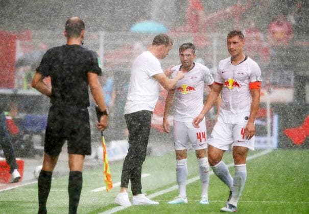Union Berlin - RB Leipzig Fussball Bundesliga Berlin, 18.08.2019, Stadion an der Alten Försterei, BuLi, 1.Spieltag. , 1.FC Union Berlin vs. RB Leipzig , Im Bild v.l.: Trainer Julian Nagelsmann (RB Leipzig), Kevin Kampl (44, RB Leipzig) und Willi Orban (4, RB Leipzig) im Starkregen, Regen. , DFL regulations prohibit any use of photographs as image sequences and or quasi-video. ,
