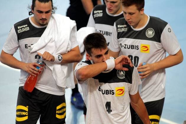 18.08.2019 Skopje(North Macedonia) Egypt-Germany Vlll IHF men s handball Youth U19 Under19 World Championship, WM, Weltmeisterschaft final Julian Köster (C) Germany between Benedikt Damm(L),Nils Roller(R) during match : 