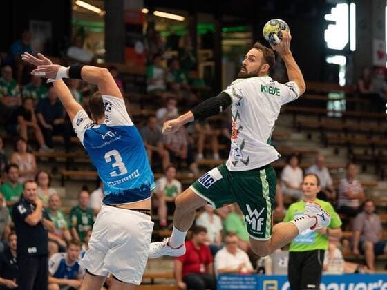 4 Tim Keule (Frisch Auf Goeppingen) gegen 3 Joshua Reuland (TSV Bayer Dormagen), Frisch Auf Goeppingen vs. TSV Bayer Dormagen, DHB Pokal, Handball, Herren, 18.08.2019 Frisch Auf Goeppingen vs. TSV Bayer Dormagen, DHB Pokal, Handball, Herren, 18.08.2019 Goeppingen Copyright: xEIBNER Michael_Schmidtx EP_MST