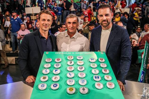 Sport Bilder des Tages v.l. Alexander Bommes ( Moderator ), Stefan Kuntz ( Trainer Deutsche U21, U 21 Nationalmannschaft und Ziehungsleiter ) und Christoph Metzelder ( ARD-Experte ) mit den Paarungen der 2.Hauptrunde, Fussball - DFB-Pokal Auslosung 2.Runde - Saison 2019 2020 , Dortmund, Deutsches Fussballmuseum, 18.08.2019, DFB regulations prohibit any use of photographs as image sequences and or quasi-video Dortmund Deutsches Fussballmuseum Nordrhein-Westfalen Deutschland *** v l Alexander Bommes Moderator , Stefan Kuntz Coach German U21 National Team and Draw Manager and Christoph Metzelder ARD Expert with the pairings of the 2 Main Round, Football DFB Cup Draw 2 Round Season 2019 2020 , Dortmund, Deutsches Fussballmuseum, 18 08 2019, DFB regulations prohibit any use of photographs as image sequences and or quasi video Dortmund Deutsches Fussballmuseum Nordrhein Westfalen Germany