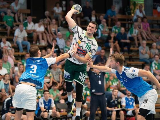 19 Ivan Sliskovic (Frisch Auf Goeppingen) gegen 3 Joshua Reuland (TSV Bayer Dormagen) und 8 Andre Meuser (TSV Bayer Dormagen), Frisch Auf Goeppingen vs. TSV Bayer Dormagen, DHB Pokal, Handball, Herren, 18.08.2019 Frisch Auf Goeppingen vs. TSV Bayer Dormagen, DHB Pokal, Handball, Herren, 18.08.2019 Goeppingen Copyright: xEIBNER Michael_Schmidtx EP_MST