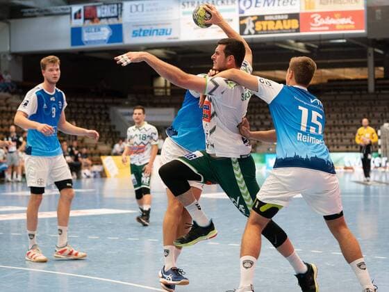 19 Ivan Sliskovic (Frisch Auf Goeppingen) gegen 15 Jan Reimer (TSV Bayer Dormagen) und 14 Ian Hüter (TSV Bayer Dormagen), Frisch Auf Goeppingen vs. TSV Bayer Dormagen, DHB Pokal, Handball, Herren, 18.08.2019 Frisch Auf Goeppingen vs. TSV Bayer Dormagen, DHB Pokal, Handball, Herren, 18.08.2019 Goeppingen Copyright: xEIBNER Michael_Schmidtx EP_MST