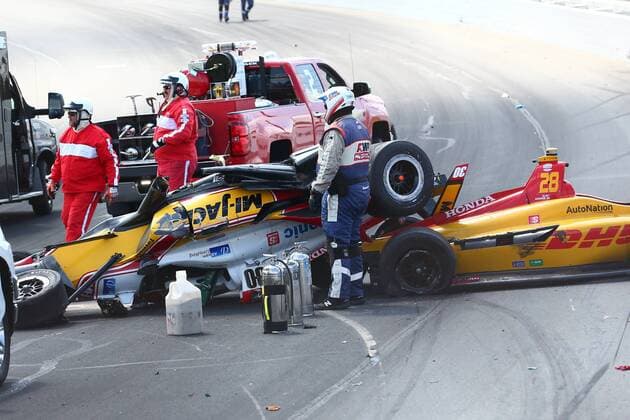 Bilder des Jahres 2019, Sport 08 August LONG POND, PA - AUGUST 18: Takuma Sato driver of the 30 Mi-Jack Panasonic Honda car is on top of Ryan Hunter-Reay driver of the 28 DHL Honda after a crash during the IndyCar, Indy Car, IRL, USA Series - ABC Supply 500 on August 18, 2019 at Pocono Raceway in Long Pond, Pa. (Photo by Rich Graessle Icon Sportswire) AUTO: AUG 18 IndyCar Series - ABC Supply 500 Icon190818384500