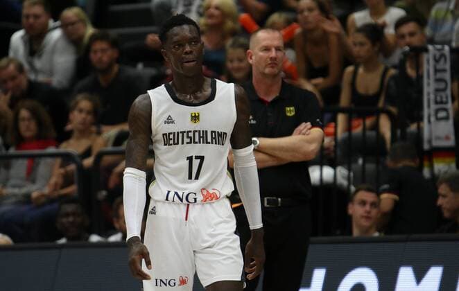 Basketball-Supercup in Hamburg: Dennis Schröder (Deutschland) und Bundestrainer Henrik Rödl (r.).