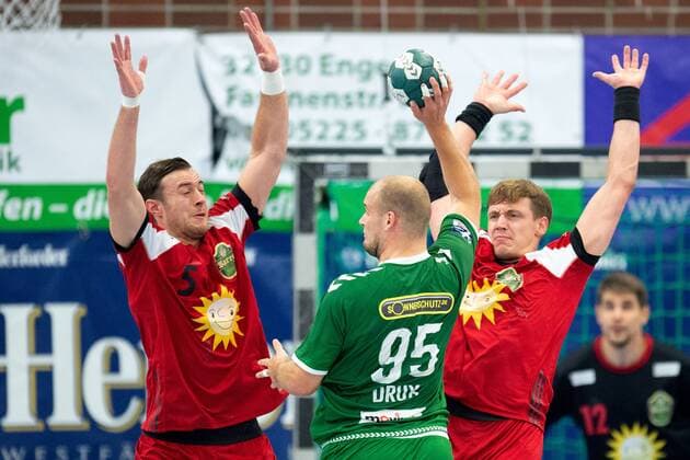 Spenge, Deutschland 18.08.2019: DHB-Pokal 1. Hauptrunde - 2019 2020 - TuS-N-Lübbecke vs. Füchse Berlin (L-R) Jo Gerrit Genz (Lübbecke), Paul Drux (Berlin), Patryk Walczak (Lübbecke) Spenge Nordrhein-Westfalen Deutschland Aqua Magica