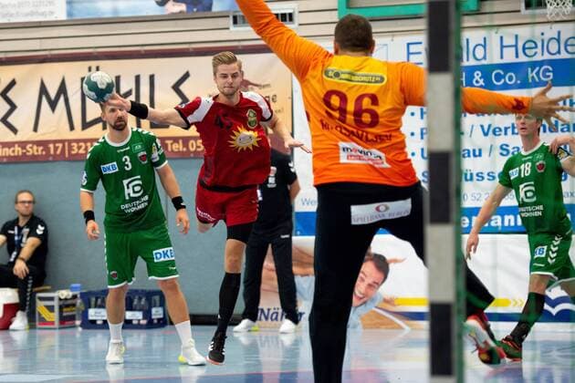 Spenge, Deutschland 18.08.2019: DHB-Pokal 1. Hauptrunde - 2019 2020 - TuS-N-Lübbecke vs. Füchse Berlin (L-R) Jan-Eric Speckmann (Lübbecke), Dejan Milosavljev (Berlin) Spenge Nordrhein-Westfalen Deutschland Aqua Magica
