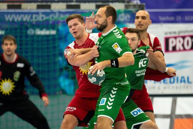 Spenge, Deutschland 18.08.2019: DHB-Pokal 1. Hauptrunde - 2019 2020 - TuS-N-Lübbecke vs. Füchse Berlin (L-R) Moritz Schade (Lübbecke), Michael Müller (Berlin) Spenge Nordrhein-Westfalen Deutschland