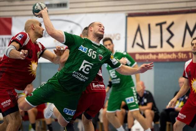 Spenge, Deutschland 18.08.2019: DHB-Pokal 1. Hauptrunde - 2019 2020 - TuS-N-Lübbecke vs. Füchse Berlin (L-R) Marko Bagaric (Lübbecke), Paul Drux (Berlin) Spenge Nordrhein-Westfalen Deutschland