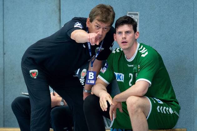 Spenge, Deutschland 18.08.2019: DHB-Pokal 1. Hauptrunde - 2019 2020 - TuS-N-Lübbecke vs. Füchse Berlin (L-R) Velimir Petkovic (Trainer Berlin), Simon Ernst (Berlin) Spenge Nordrhein-Westfalen Deutschland