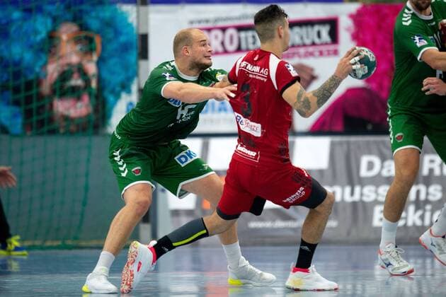 Spenge, Deutschland 18.08.2019: DHB-Pokal 1. Hauptrunde - 2019 2020 - TuS-N-Lübbecke vs. Füchse Berlin (L-R) Paul Drux (Berlin), Roman Becvar (Lübbecke) Spenge Nordrhein-Westfalen Deutschland