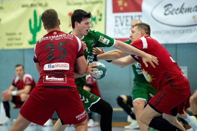 Spenge, Deutschland 18.08.2019: DHB-Pokal 1. Hauptrunde - 2019 2020 - TuS-N-Lübbecke vs. Füchse Berlin (L-R) Moritz Schade (Lübbecke), Simon Ernst (Berlin), Lukasz Gierak (Lübbecke) Spenge Nordrhein-Westfalen Deutschland
