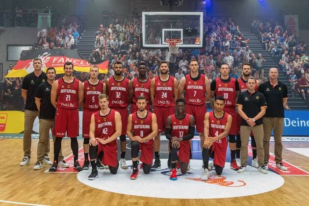 Basketball Hamburg 18.08.2019 Deutscher Basketball Bund DBB Nationalmannschaft Herren Männer Vorbereitungsspiel zum WM 2019 Supercup Deutschland (GER) - Polen (POL) Team deutschland hintere Reihe vlnr.: Patrick Femerling (Deutschland, Assistenztrainer) Alan Ibrahimagic (Deutschland, Assistenztrainer) Paul Zipser (Deutschland, No.21) Nils Giffey (Deutschland, No.05) Johannes Thiemann (Deutschland, No.32) Isaac Bonga (Deutschland, No.00) Maximilian Kleber (Deutschland, No.24) Johannes Voigtmann (Deutschland, No.07) Daniel Theis (Deutschland, No.10) Danilo Barthel (Deutschland, No.22) Martin Schiller (Deutschland, Assistenztrainer) Henrik Rödl (Deutschland, Bundestrainer) Roll Roedl vorne vlnr.: Andreas Obst (Deutschland, No.42) Ismet Akpinar (Deutschland, No.08) Dennis Schröder Schroeder (Deutschland, No.17) Schröder Maodo Lo (Deutschland, No.04)