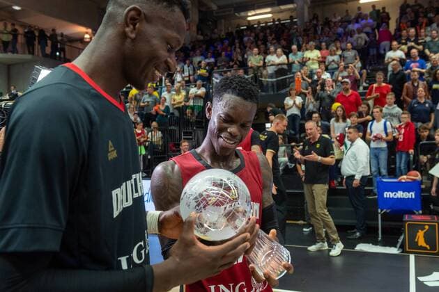 Basketball Hamburg 18.08.2019 Deutscher Basketball Bund DBB Nationalmannschaft Herren Männer Vorbereitungsspiel zum WM 2019 Supercup Deutschland (GER) - Polen (POL) Siegerehrung Isaac Bonga (Deutschland, No.00) Dennis Schröder Schroeder (Deutschland, No.17) Schröder *** Basketball Hamburg 18 08 2019 German Basketball Federation DBB National Team Men Men Preparation Game for World Cup 2019 Supercup Germany GER Poland POL Award Ceremony Isaac Bonga Germany, No 00 Dennis Schröder Schroeder Germany, No 17 Schröder