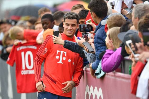 Philippe COUTINHO (Bayern Muenchen) macht Selfies mit den zahlreich erschienenen Fans,Fussballfans. FC Bayern Muenchen-Training an der Saebener Strasse. Fussball 1. Bundesliga,Saison 2019 2020, am 20.08.2019