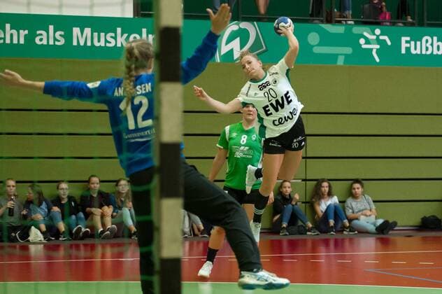 v.li.: Jenny Behrend (VfL Oldenburg, 20) beim Wurf, Spielszene, Aktion, Action, 20.08.2019, Bremen (Deutschland), Handball, Testspiel Frauen, SV Werder Bremen - VfL Oldenburg
