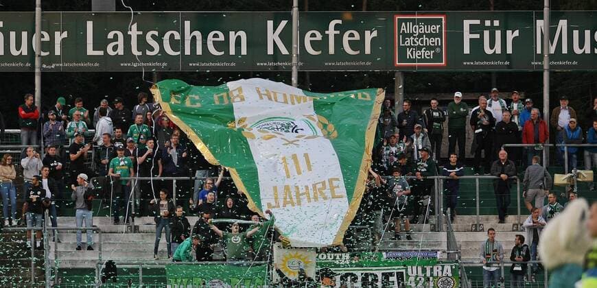 Fußball, Stadiongeschichte FC 08 Homburg 20.08.2019, xmohx, Fussball Regionalliga Suedwest, FC Homburg - VfR Aalen emspor, v.l. Zu Beginn der Partie machten die Fans vom FC 08 Homburg eine Choreographie (DFL DFB REGULATIONS PROHIBIT ANY USE OF PHOTOGRAPHS as IMAGE SEQUENCES and or QUASI-VIDEO) Homburg