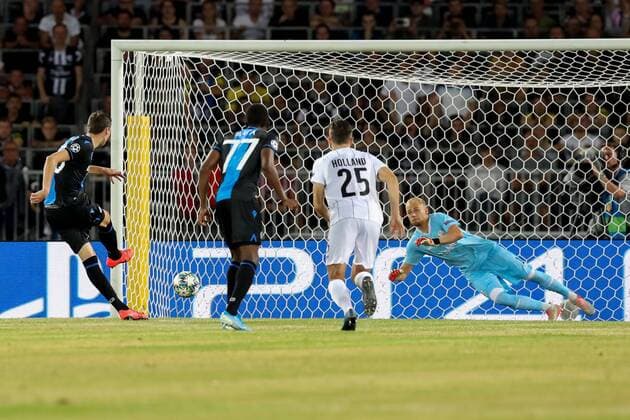 Sport Bilder der Tages Club s Hans Vanaken (L) scores the 0-1 goal from penalty during the match of Belgian soccer team Club Brugge KV against Austrian team LASK Linz in the first leg of the play-offs for the UEFA Champions League, in Linz, Austria, Tuesday 20 August 2019. BRUNOxFAHY  x05646263x