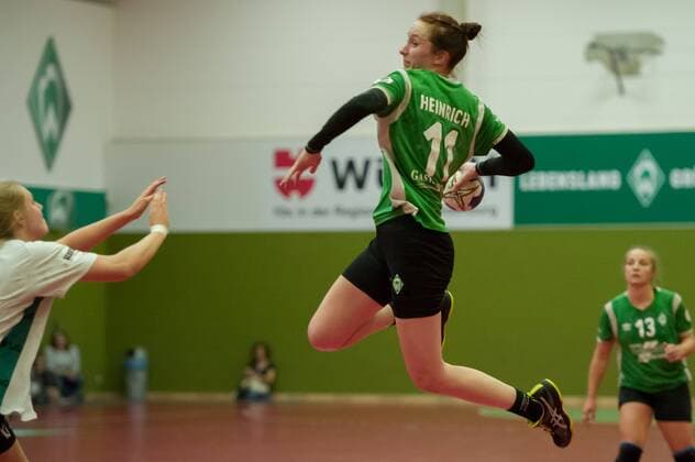 Lotta Heinrich (SV Werder Bremen, 11) beim Wurf, Spielszene, Aktion, Action, 20.08.2019, Bremen (Deutschland), Handball, Testspiel Frauen, SV Werder Bremen - VfL Oldenburg