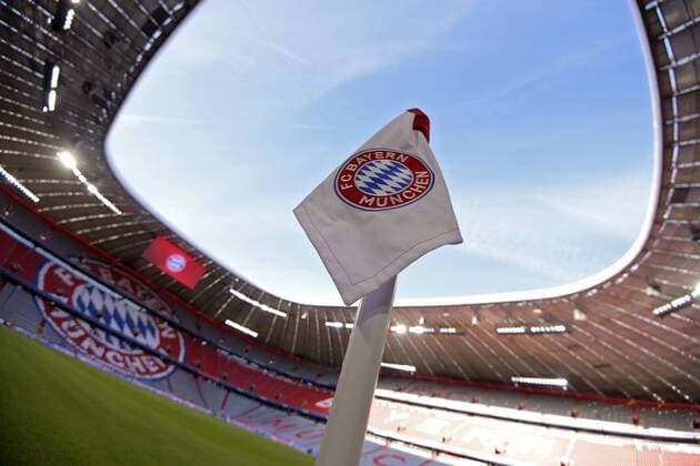 16.08.2019, Fussball 1. Bundesliga 2019 2020, 1.Spieltag, FC Bayern München - Hertha BSC Berlin, in der Allianzarena München. Eckfahne der Bayern mit dem Vereinslogo.