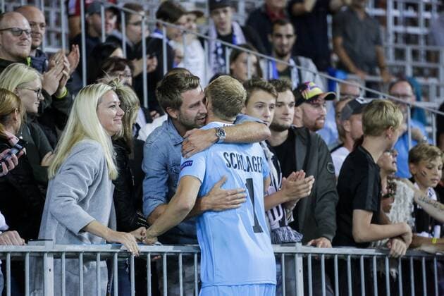 SOCCER - CL, play off, LASK vs Bruegge LINZ,AUSTRIA,20.AUG.19 - SOCCER - UEFA Champions League, play off, LASK vs FC Bruegge. Image shows Alexander Schlager (LASK) and his fans. GEPAxpictures xJasminxWalter