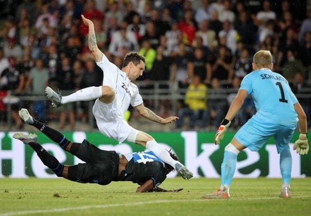SOCCER - CL, play off, LASK vs Bruegge LINZ,AUSTRIA,20.AUG.19 - SOCCER - UEFA Champions League, play off, LASK vs FC Bruegge. Image shows Emanuel Pogatetz (LASK), David Okereke (Bruegge) and Alexander Schlager (LASK). GEPAxpictures xWalterxLuger