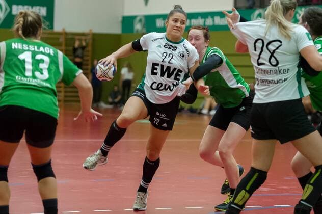 Kristina Logvin (VfL Oldenburg, 22) am Ball, Spielszene, Aktion, Action, 20.08.2019, Bremen (Deutschland), Handball, Testspiel Frauen, SV Werder Bremen - VfL Oldenburg