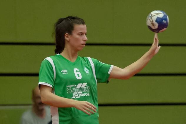 Maren Gajewski (SV Werder Bremen, 6) am Ball, Spielszene, Aktion, Action, Portrait, Nahaufnahme, Einzelfoto, Einzelbild, 20.08.2019, Bremen (Deutschland), Handball, Testspiel Frauen, SV Werder Bremen - VfL Oldenburg