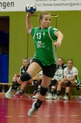 Rabea Neßlage (SV Werder Bremen, 13) beim Wurf, Spielszene, Aktion, Action, 20.08.2019, Bremen (Deutschland), Handball, Testspiel Frauen, SV Werder Bremen - VfL Oldenburg