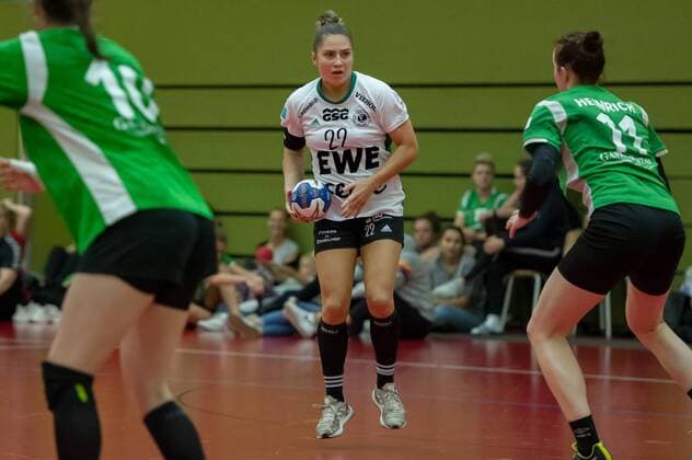 Kristina Logvin (VfL Oldenburg, 22) am Ball, Spielszene, Aktion, Action, 20.08.2019, Bremen (Deutschland), Handball, Testspiel Frauen, SV Werder Bremen - VfL Oldenburg