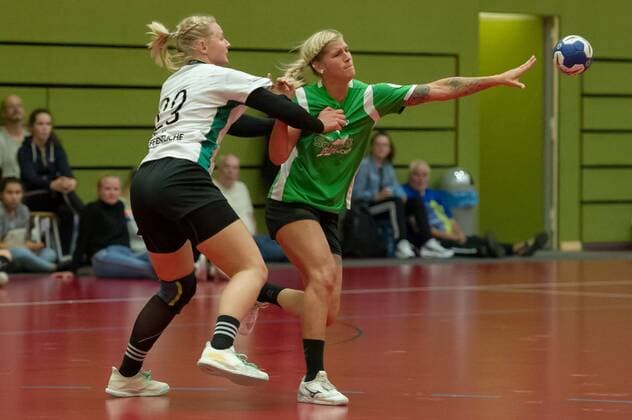 v.li.: Ann-Kristin Roller (VfL Oldenburg, 23) und Stefanie Güter (SV Werder Bremen, 5) im Zweikampf, Duell, Spielszene, Aktion, Action, 20.08.2019, Bremen (Deutschland), Handball, Testspiel Frauen, SV Werder Bremen - VfL Oldenburg