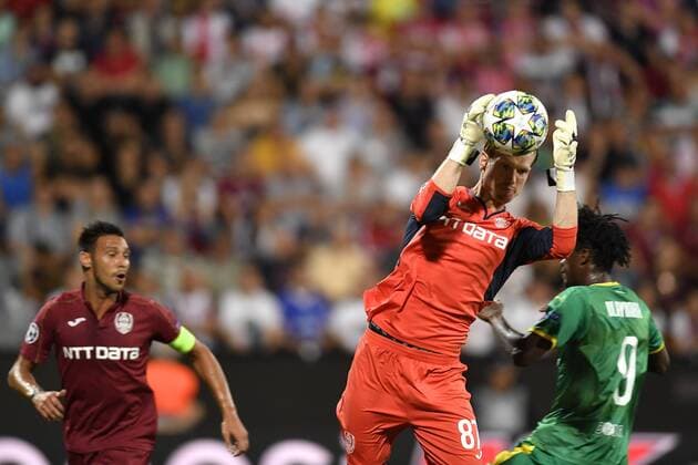 CLUJ-NAPOCA: CFR CLUJ - SK Slavia Praha, UEFA Champions League Giedrius Arlauskis of CFR Cluj in action against Peter Olayinka of SK Slavia Praha during the UEFA Champions League Play-Offs match between CFR Cluj and SK Slavia Praha 20 08 2019, Cluj-Napoca, ROMANIA Credit: ALEX NICODIM IMAGO Copyright: xALEXxNICODIMx