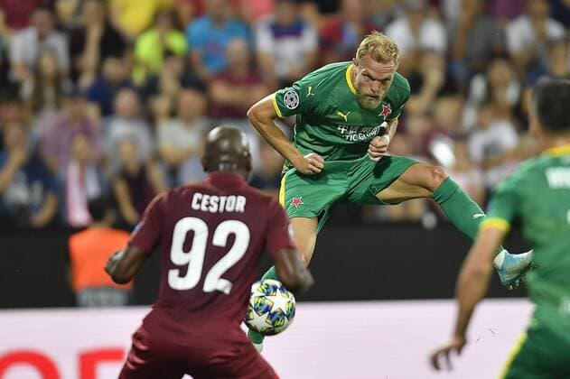 Sport Bilder des Tages CLUJ-NAPOCA: CFR CLUJ - SK Slavia Praha, UEFA Champions League Mick van Buren of SK Slavia Praha in action against Cestor Mike of CFR Cluj during the UEFA Champions League Play-Offs match between CFR Cluj and SK Slavia Praha 20 08 2019, Cluj-Napoca, ROMANIA Credit: ALEX NICODIM IMAGO Copyright: xALEXxNICODIMx