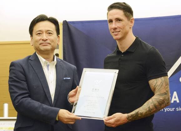 Bilder des Jahres 2019, Sport 08 August Sport Bilder des Tages Football: Torres takes advisory role in Japan Former Spain and retiring Sagan Tosu striker Fernando Torres (R) receives a letter of appointment as an adviser in charge of local player development from Saga Gov. Yoshinori Yamaguchi at the prefectural government office building in Saga, southwestern Japan, on Aug. 20, 2019. 
