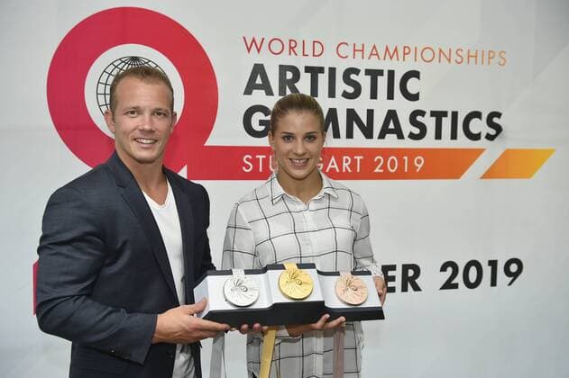 Bilder des Jahres 2019, Sport 08 August Sport Bilder des Tages Elisabeth Seitz, Turn-Team Deutschland (rechts) Fabian Hambüchen, Botschafter Turn-WM Stuttgart 2019 (links) Turn-WM Stuttgart 2019 Präsentation der Medaillen in der Manufaktur Kußmaul, Weinstadt, am 21.08.2019 Turn-WM Stuttgart 2019 Präsentation der Medaillen in der Manufaktur Kußmaul, Weinstadt, am 21.08.2019 *** Elisabeth Seitz, Turn Team Germany right Fabian Hambüchen, Ambassador Turn WM Stuttgart 2019 left Turn WM Stuttgart 2019 Presentation of medals in the manufactory Kußmaul, Weinstadt, on 21 08 2019 Turn WM Stuttgart 2019 Presentation of medals in the manufactory Kußmaul, Weinstadt, on 21 08 2019