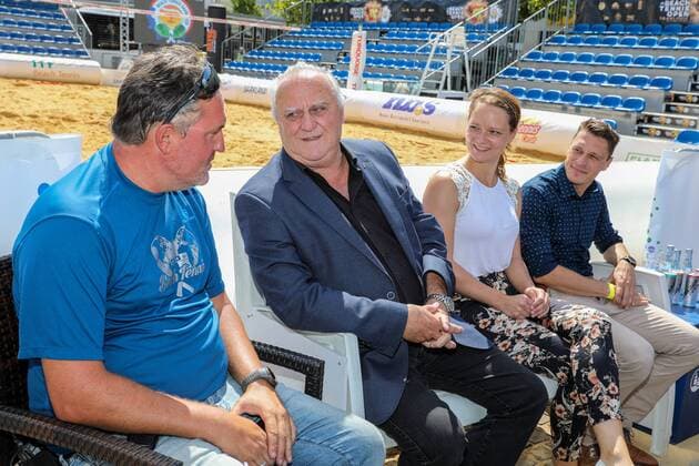 Christian Stephan (PLAN B event company), Klaus Bouillon (Saarlands Innen-und Sportminister und Schirmherr der Veranstaltung), Fabienne Bretz (DTB) und Raphael Schäfer (CDU-Landtagsabgeordneter), Eröffnungs-Pressekonferenz ITF Beach Tennis Saarlouis 2019, Kleiner Markt in Saarlouis, 21.08.2019,