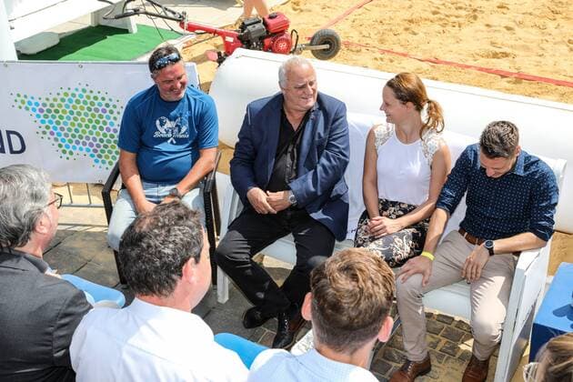 Christian Stephan (PLAN B event company), Klaus Bouillon (Saarlands Innen-und Sportminister und Schirmherr der Veranstaltung), Fabienne Bretz (DTB) und Raphael Schäfer (CDU-Landtagsabgeordneter), Eröffnungs-Pressekonferenz ITF Beach Tennis Saarlouis 2019, Kleiner Markt in Saarlouis, 21.08.2019,