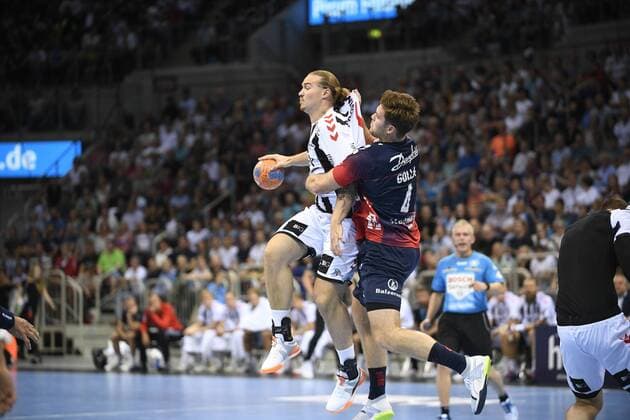 Johannes Golla (SG Flensburg-Handewitt) gegen Lukas Nilsson (THW Kiel), Handball, Männer, Super Cup, THW Kiel vs SG Flensburg-Handewitt, Saison 2019 2020, 21.08.19 Düsseldorf ISS Dome Nordrhein-Westfalen Germany
