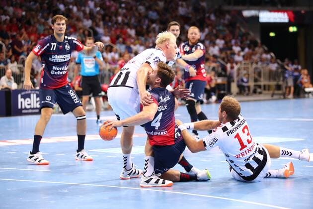 Johannes Golla (Flensburg) im Zweikampf mit Patrick Wiencek (Kiel, links) und Steffen Weinhold (Kiel) THW Kiel vs SG Flensburg-Handewitt, Handball, Pixum Super Cup, 21.08.2019 THW Kiel vs SG Flensburg-Handewitt, Handball, Pixum Super Cup, 21.08.2019 Duesseldorf Copyright: xEIBNER RenexWeissx EP_RWS