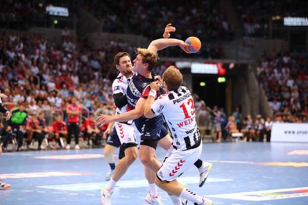 Goeran Soegard Johannessen (Flensburg) im Zweikampf mit Hendrik Pekeler (Kiel, links) und Steffen Weinhold (Kiel) THW Kiel vs SG Flensburg-Handewitt, Handball, Pixum Super Cup, 21.08.2019 THW Kiel vs SG Flensburg-Handewitt, Handball, Pixum Super Cup, 21.08.2019 Duesseldorf Copyright: xEIBNER RenexWeissx EP_RWS