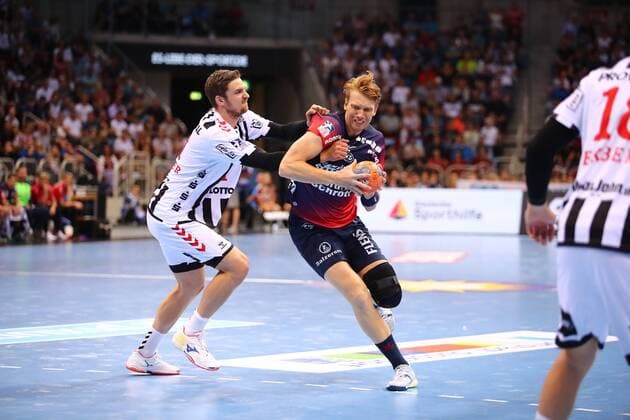 Simon Jeppsson (Flensburg) im Zweikampf mit Hendrik Pekeler (Kiel) THW Kiel vs SG Flensburg-Handewitt, Handball, Pixum Super Cup, 21.08.2019 THW Kiel vs SG Flensburg-Handewitt, Handball, Pixum Super Cup, 21.08.2019 Duesseldorf Copyright: xEIBNER RenexWeissx EP_RWS