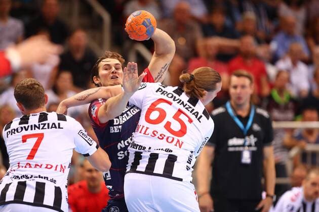 Magnus Roed (Flensburg) im Zweikampf mit Magnis Landin (Kiel, links) und Lukas Nilsson (Kiel) THW Kiel vs SG Flensburg-Handewitt, Handball, Pixum Super Cup, 21.08.2019 THW Kiel vs SG Flensburg-Handewitt, Handball, Pixum Super Cup, 21.08.2019 Duesseldorf Copyright: xEIBNER RenexWeissx EP_RWS