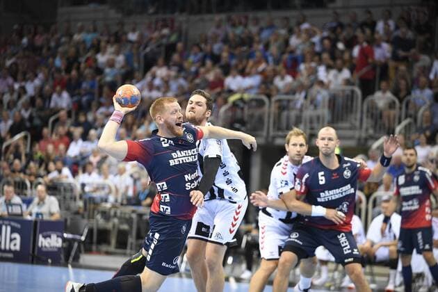 Jim Gottfridsson (SG Flensburg-Handewitt) gegen Hendrik Pekeler (THW Kiel), Handball, Männer, Super Cup, THW Kiel vs SG Flensburg-Handewitt, Saison 2019 2020, 21.08.19 Düsseldorf ISS Dome Nordrhein-Westfalen Germany