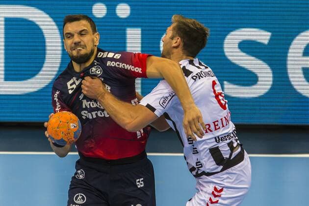 Handball - Pixum Supercup - SG Flensburg-Handewitt gegen THW Kiel am Mittwoch, 21. August 2019 im ISS Dome in Düsseldorf. Harald Reinkind ( Kiel ), rechts, im Zweikampf gegen Michal Jurecki ( Flensburg-Handewitt ) Pixum Handball Supercup 2019