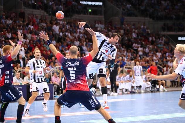 Torwurf von Domagoj Duvnjak (Kiel) THW Kiel vs SG Flensburg-Handewitt, Handball, Pixum Super Cup, 21.08.2019 THW Kiel vs SG Flensburg-Handewitt, Handball, Pixum Super Cup, 21.08.2019 Duesseldorf Copyright: xEIBNER RenexWeissx EP_RWS