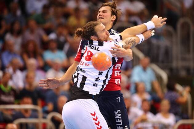 Magnus Roed (Flensburg) wirft im Zweikampf mit Pavel Horak (Kiel) THW Kiel vs SG Flensburg-Handewitt, Handball, Pixum Super Cup, 21.08.2019 THW Kiel vs SG Flensburg-Handewitt, Handball, Pixum Super Cup, 21.08.2019 Duesseldorf Copyright: xEIBNER RenexWeissx EP_RWS