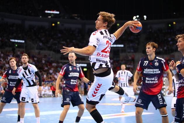 Torwurf von Rune Dahmke (Kiel) THW Kiel vs SG Flensburg-Handewitt, Handball, Pixum Super Cup, 21.08.2019 THW Kiel vs SG Flensburg-Handewitt, Handball, Pixum Super Cup, 21.08.2019 Duesseldorf Copyright: xEIBNER RenexWeissx EP_RWS