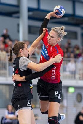Schwieberdingen, Deutschland 21. August 2019 Testspiel - 19 20 - SG BBM Bietigheim vs. VfL Tigers Waiblingen v.li. Caren Hammer (Waiblingen),Luisa Schulze (Bietigheim) Schwieberdingen Baden-Württemberg Deutschland